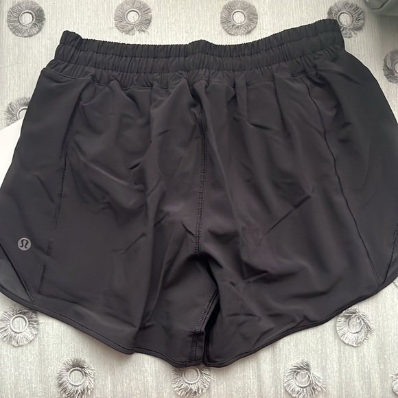 Lululemon Hotty Hot Low Rise Lined Shorte 4” NWT Black, Size 6 & 10 - Picture 4 of 8